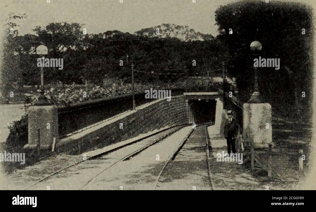 . Boston, un guide . Jardin PUBLIC de la statue de Channing 77. Entrée au métro, jardin public sur la rue Boylston : Statue de Charles Sumner^ de bronze, par Thomas ball. Érigé en 1878. Cette option a été fournie par un abonnement populaire. Statue du colonel Thomas Cass (commandant du neuvième Régiment, Massachusetts Volunteers, dans la guerre civile; tué à Malvern Hill, Virginie, 1er juillet 1862), de bronze, par Richard E. Brooks. Érigé en 1889. Un don à la ville par la Société du neuvième Régiment. Côté Arlington Street : statue de William Ellery Channing (face à l'église Arlington Street Church o Banque D'Images . Boston, un guide . Jardin PUBLIC de la statue de Channing 77. Entrée au métro, jardin public sur la rue Boylston : Statue de Charles Sumner^ de bronze, par Thomas ball. Érigé en 1878. Cette option a été fournie par un abonnement populaire. Statue du colonel Thomas Cass (commandant du neuvième Régiment, Massachusetts Volunteers, dans la guerre civile; tué à Malvern Hill, Virginie, 1er juillet 1862), de bronze, par Richard E. Brooks. Érigé en 1889. Un don à la ville par la Société du neuvième Régiment. Côté Arlington Street : statue de William Ellery Channing (face à l'église Arlington Street Church o Banque D'Images