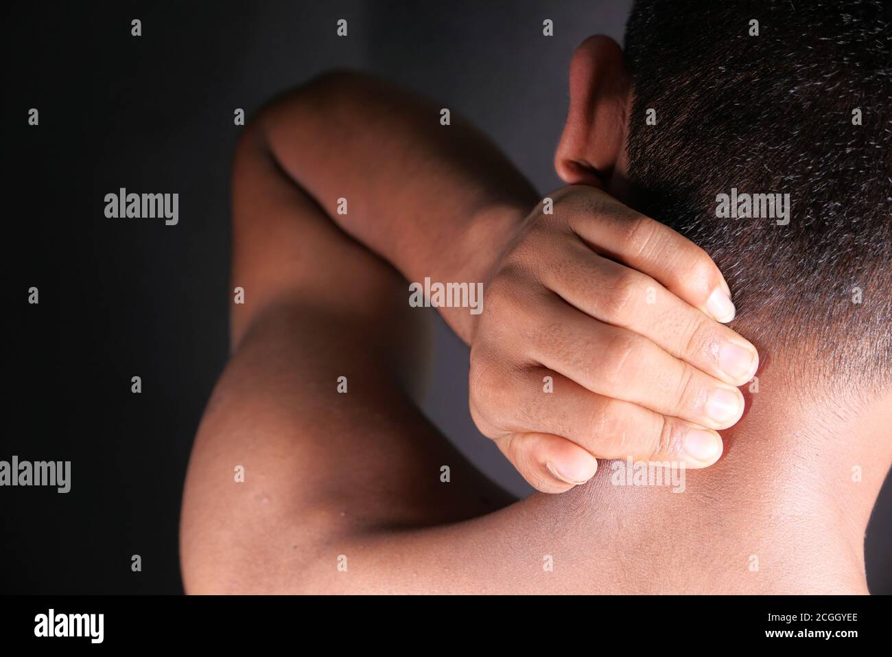 homme souffrant de douleurs au cou ou à l'épaule à la maison. Banque D'Images