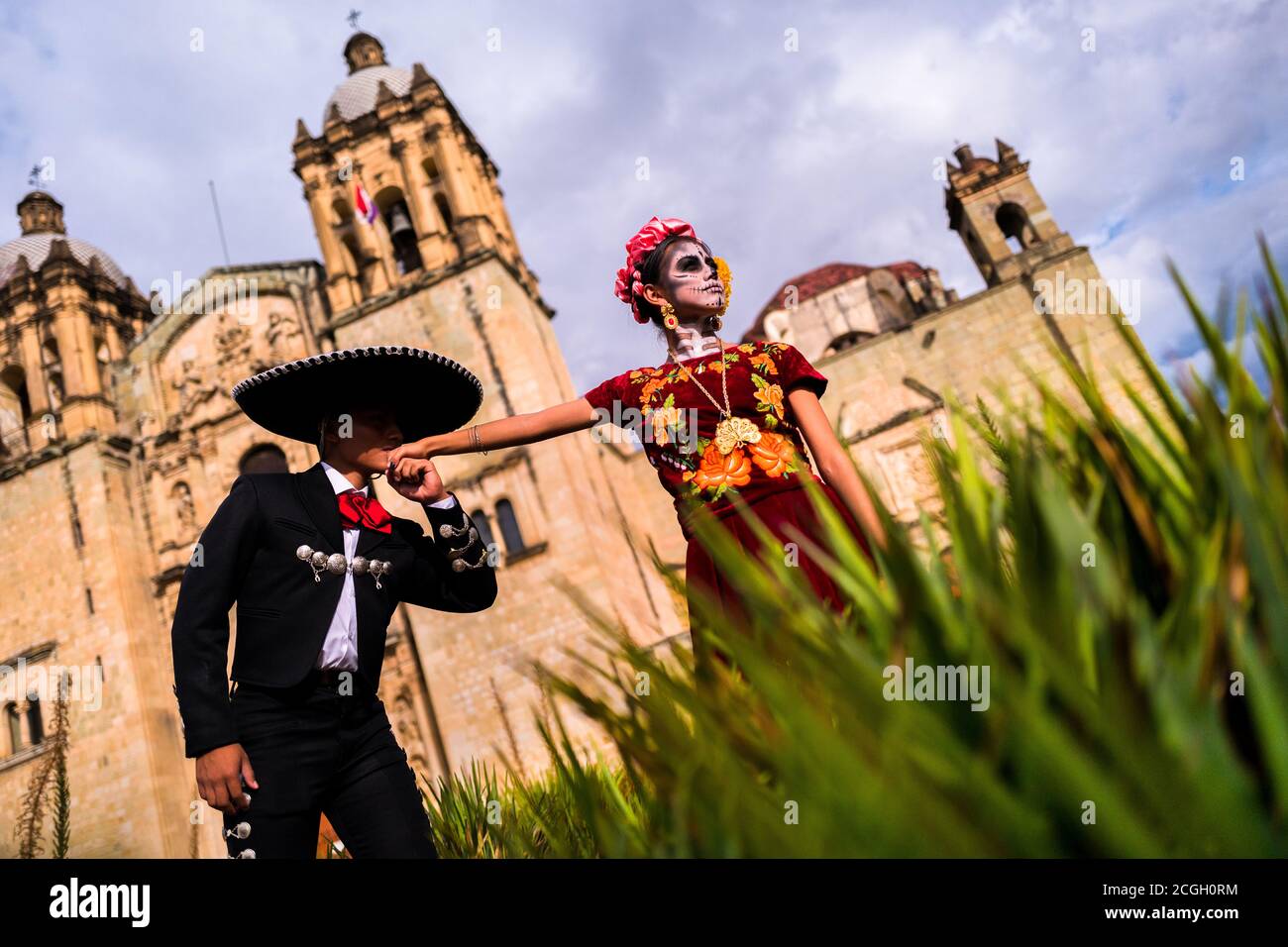 Un jeune mexicain, habillé comme Mariachi, embrasse une main d'une jeune mexicaine, vêtue comme la Catrina, pendant le jour des morts à Oaxaca, au Mexique. Banque D'Images