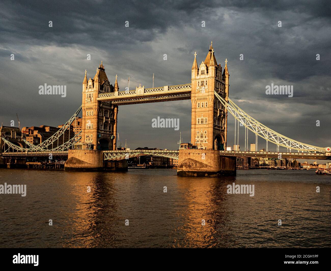 Photographie du coucher du soleil sur Tower Bridge. Londres, Royaume-Uni. Banque D'Images