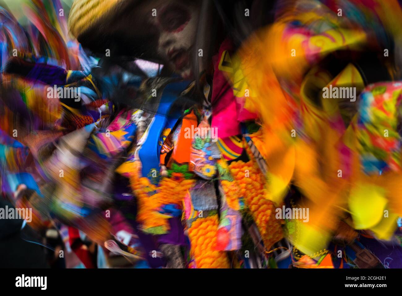 Une femme mexicaine, vêtue d'un costume coloré de la Catrina, se produit lors des célébrations du jour des morts à Oaxaca, au Mexique. Banque D'Images