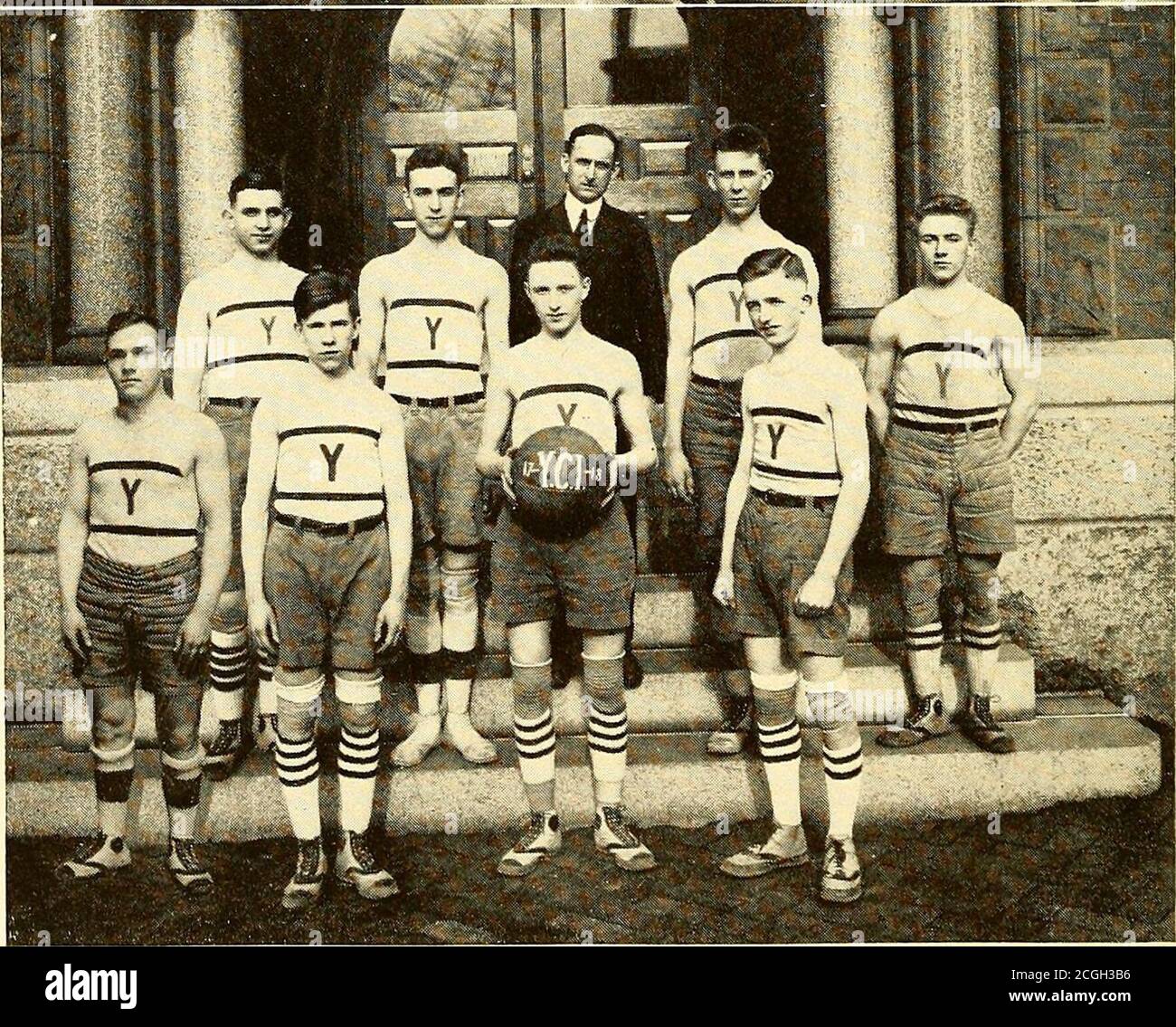 . York Collegiate Institute quarante-cinquième catalogue annuel . re. Bible : les livres poétiques. Composition.Latin : Cicero: Catiline, III, IV.droit manien; Archias.Vergil: Livre I.Composition.French. 4- Allemand. J 4 mathématiques : 6 Algebra: Par théorème binomial, ist term.géométrie: Plan et solide; Livres IV-VII, avec exercices originaux.arithmétique pratique, 2ème terme. Science : Chimie. 4 travaux de laboratoire (3). 23 dans la Cinquième forme, le cours général diffère du cours scientifique en deux points: (1) modem European History est substi-tuté pour Algebra ou Geometry, comme l'étudiant peut ele Banque D'Images