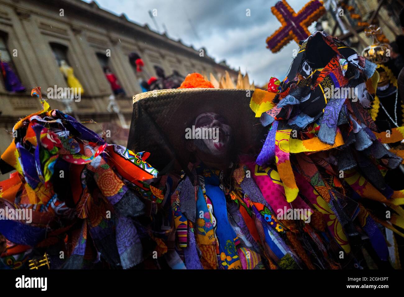 Une femme mexicaine, vêtue d'un costume coloré de la Catrina, se produit lors des célébrations du jour des morts à Oaxaca, au Mexique. Banque D'Images