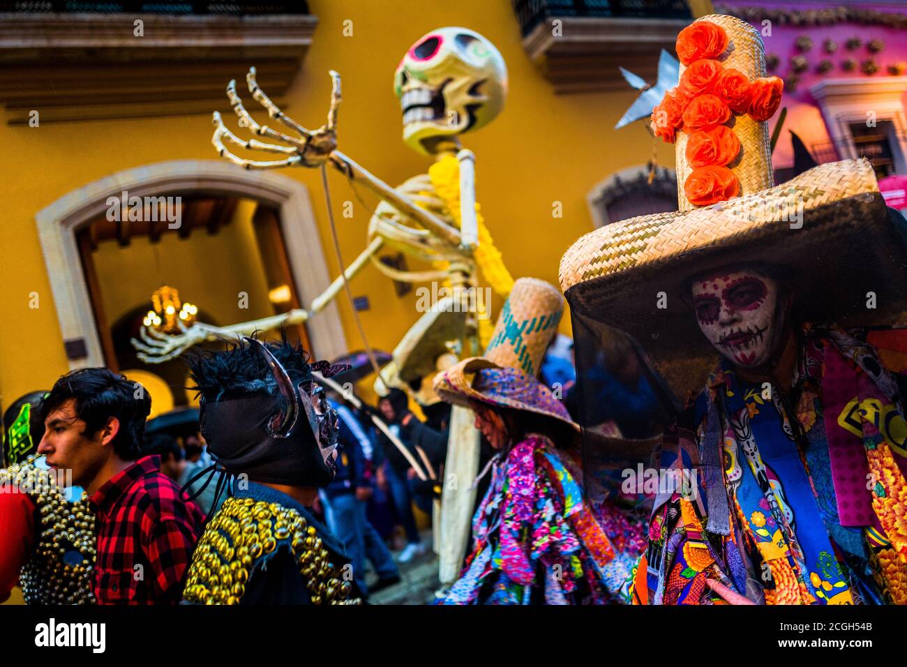 Une femme mexicaine, vêtue d'un costume coloré de la Catrina, se produit lors du défilé du jour des morts à Oaxaca, au Mexique. Banque D'Images