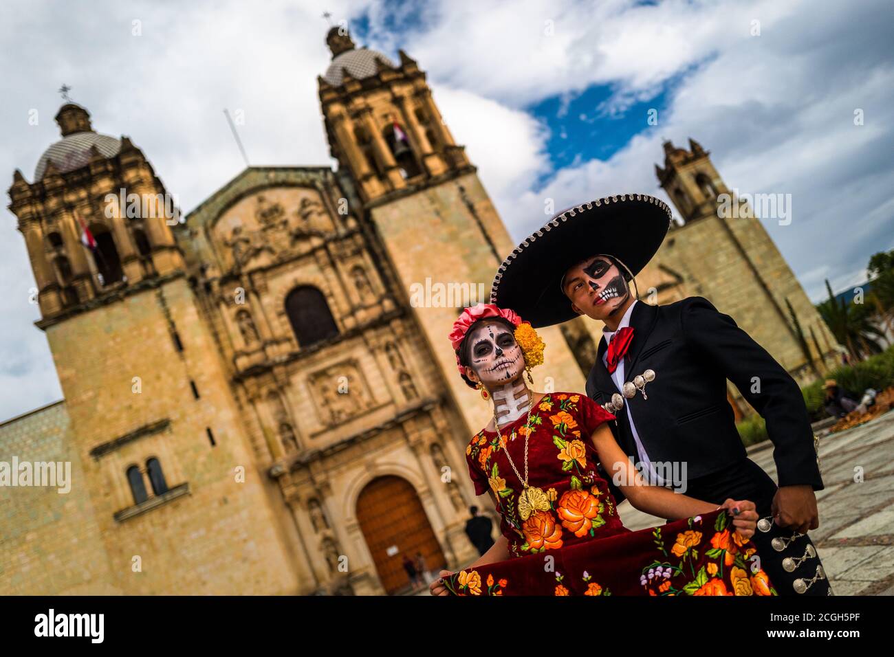Une jeune mexicaine, vêtue de la Catrina, accompagnée d'un jeune mexicain, participe au festival Day of the Dead à Oaxaca, au Mexique. Banque D'Images