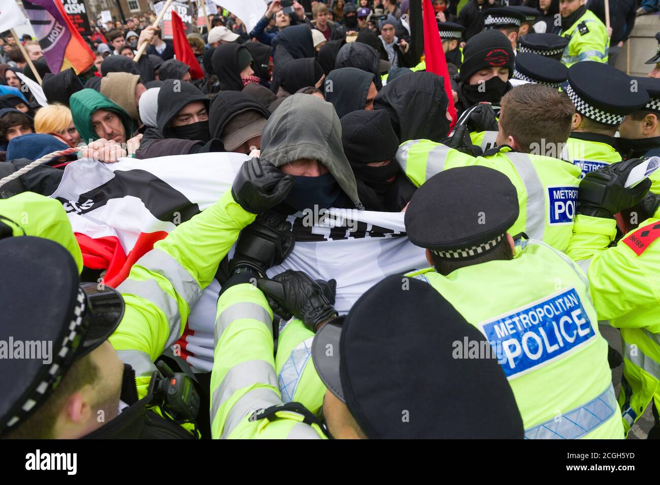 Des manifestants anti-fascistes qui tentent de briser la ligne de police pour qu'ils puissent affronter le premier rassemblement de la nouvelle branche britannique de Pegida (les Européens patriotes contre l'islamisation de l'Occident). Le rassemblement de Pegida visait à protester contre ce qu'ils disent être l'islamisation de la Grande-Bretagne. Moins de 100 personnes sont venues pour soutenir le rassemblement Pegida où elles étaient lourdement dénombrés par des manifestants anti Pegida. Pegida a commencé à Dresde en Allemagne en octobre 2014, Patriotic Européens contre l'islamisation de l'Occident (Allemand: Patriotische Europäer gegen die Islamisisierung des Abendlandes), abrégé Pegid Banque D'Images