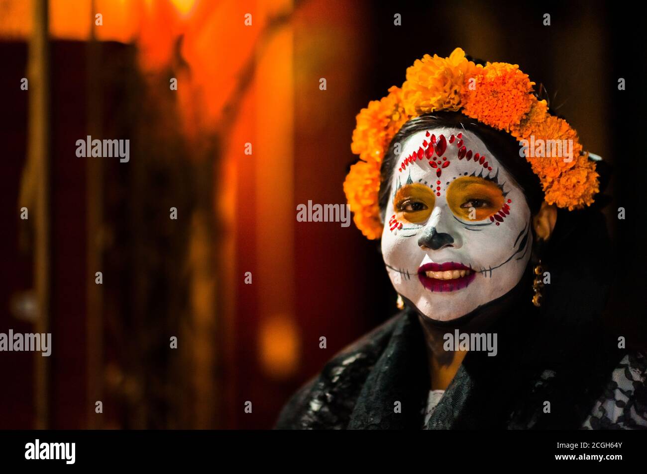 Une jeune mexicaine, habillée comme la Catrina, participe aux célébrations du jour des morts à Oaxaca, au Mexique. Banque D'Images