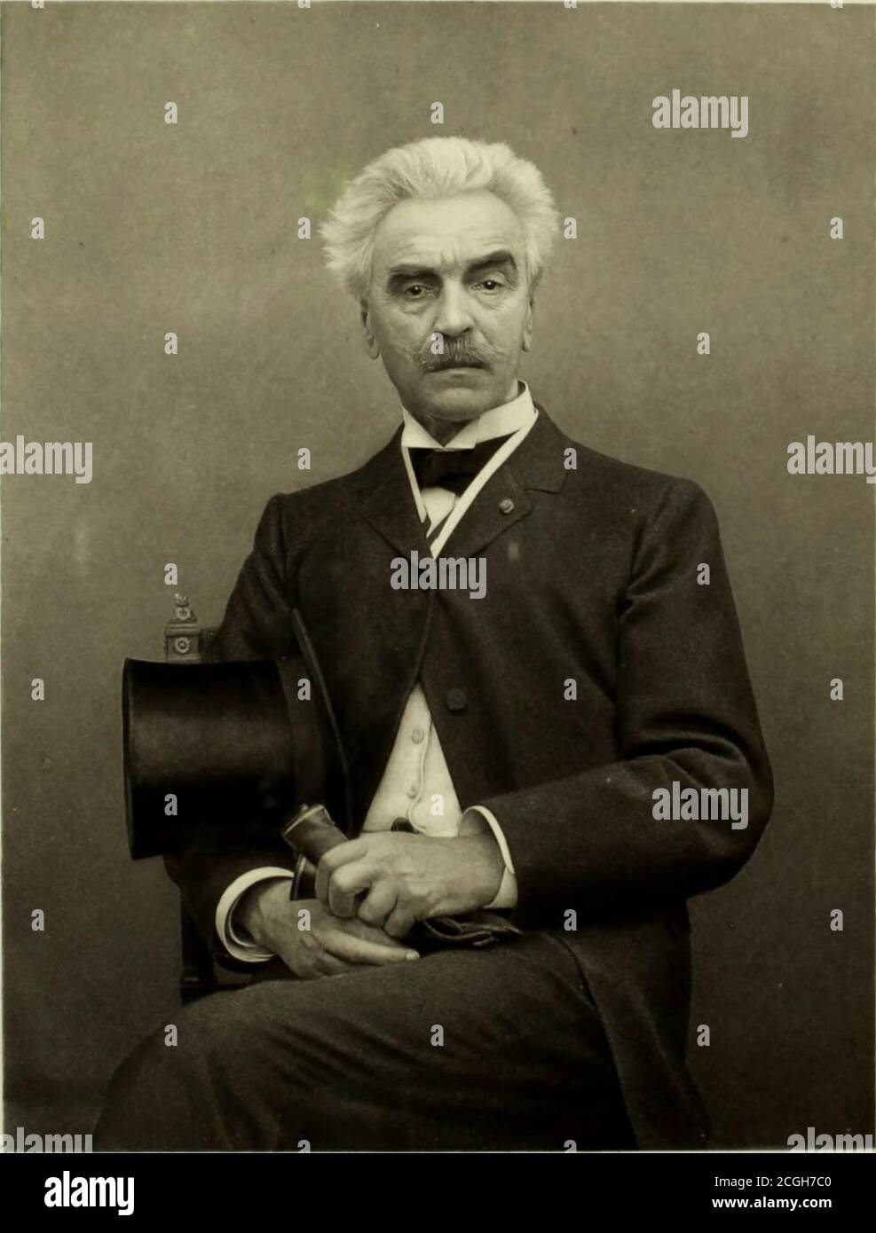 . Gérame : la vie et les oeuvres de Jean Léon Gérame . / s. -I KA.V LEON GEROME 389 EROME LA VIE AXD ŒUVRES DE /AM IBOA GERDME PAR FANNY FIELD //-.RING./ I03ROM NOTES AUTOBIOGRAPHIQUES ET LETTRES DE L'ARTISTE LUI-MÊME, AVEC UNE INTRODUCTION PAR AUGUSTUS ST. GAUDENS. Y COMPRIS APORTRAIT DE GBROME, DIX-NEUF PHOTOGRAVURES PLEINE PAGE, ANDTWENTY-CINQ REPRODUCTIONS PLEINE PAGE DE HISPAINTINTINGS ET SCULPTURE, AINSI QUE CINQUANTE DESSINS-CRAYONS, M UI/ SURTOUT POUR CE CROCHET PAR GERDME, ET EXÉCUTÉ PAR BOUS-SOD, VALADODA FIR., SUCCESSEURS DE GOLPIL. /fci.yr PUBLIÉ PAR LA SOCIÉTÉ D'ÉDITION CASSELL Banque D'Images