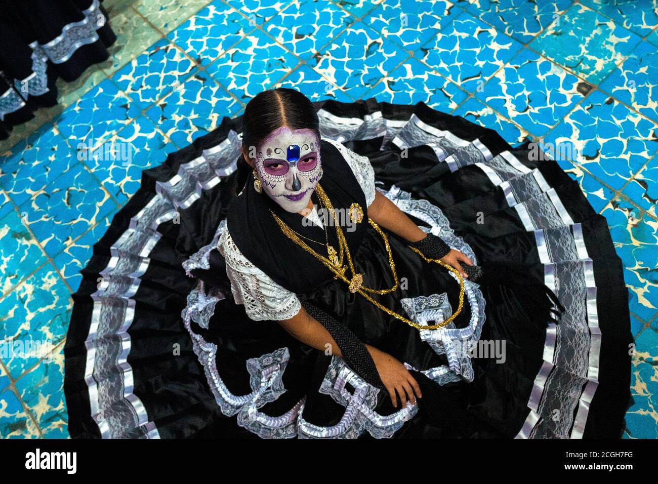 Une jeune mexicaine, habillée comme la Catrina, pose une photo lors des célébrations du jour des morts à Oaxaca, au Mexique. Banque D'Images