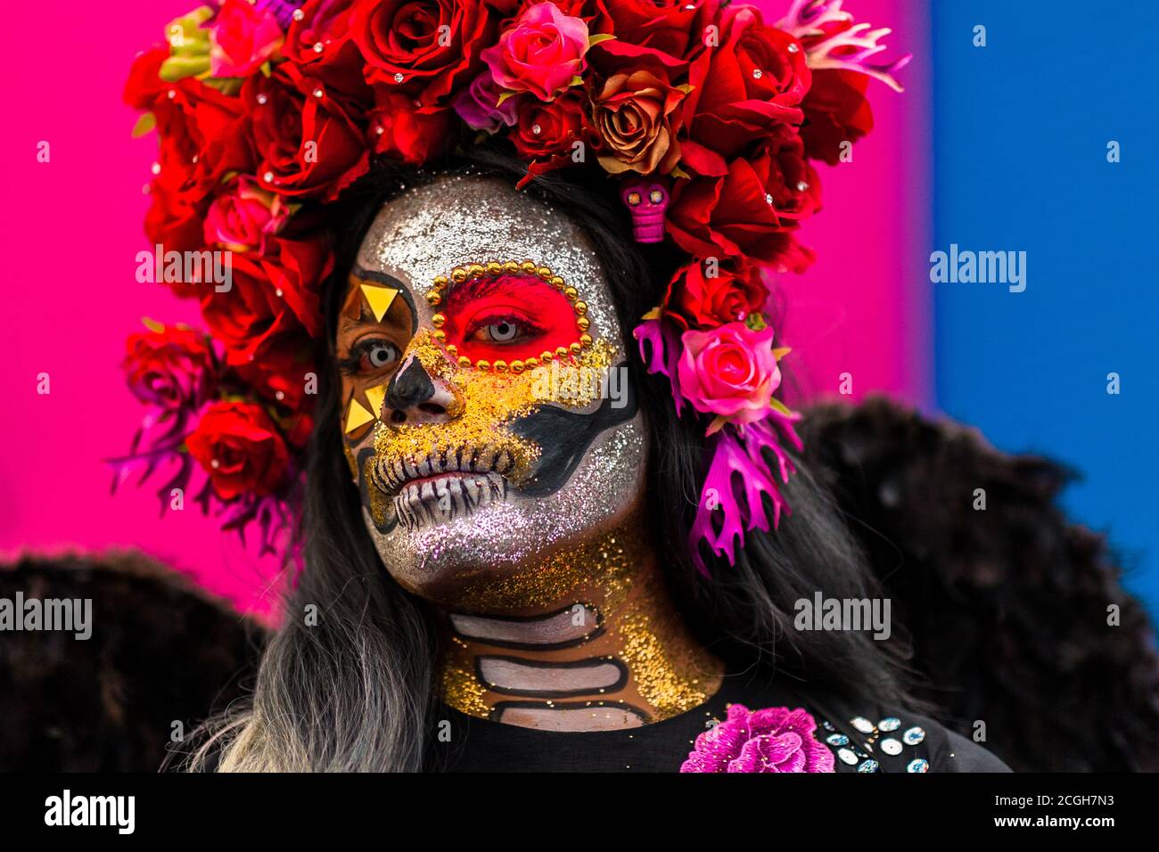 Une jeune mexicaine, habillée comme la Catrina, participe aux festivités du jour des morts à Oaxaca, au Mexique. Banque D'Images