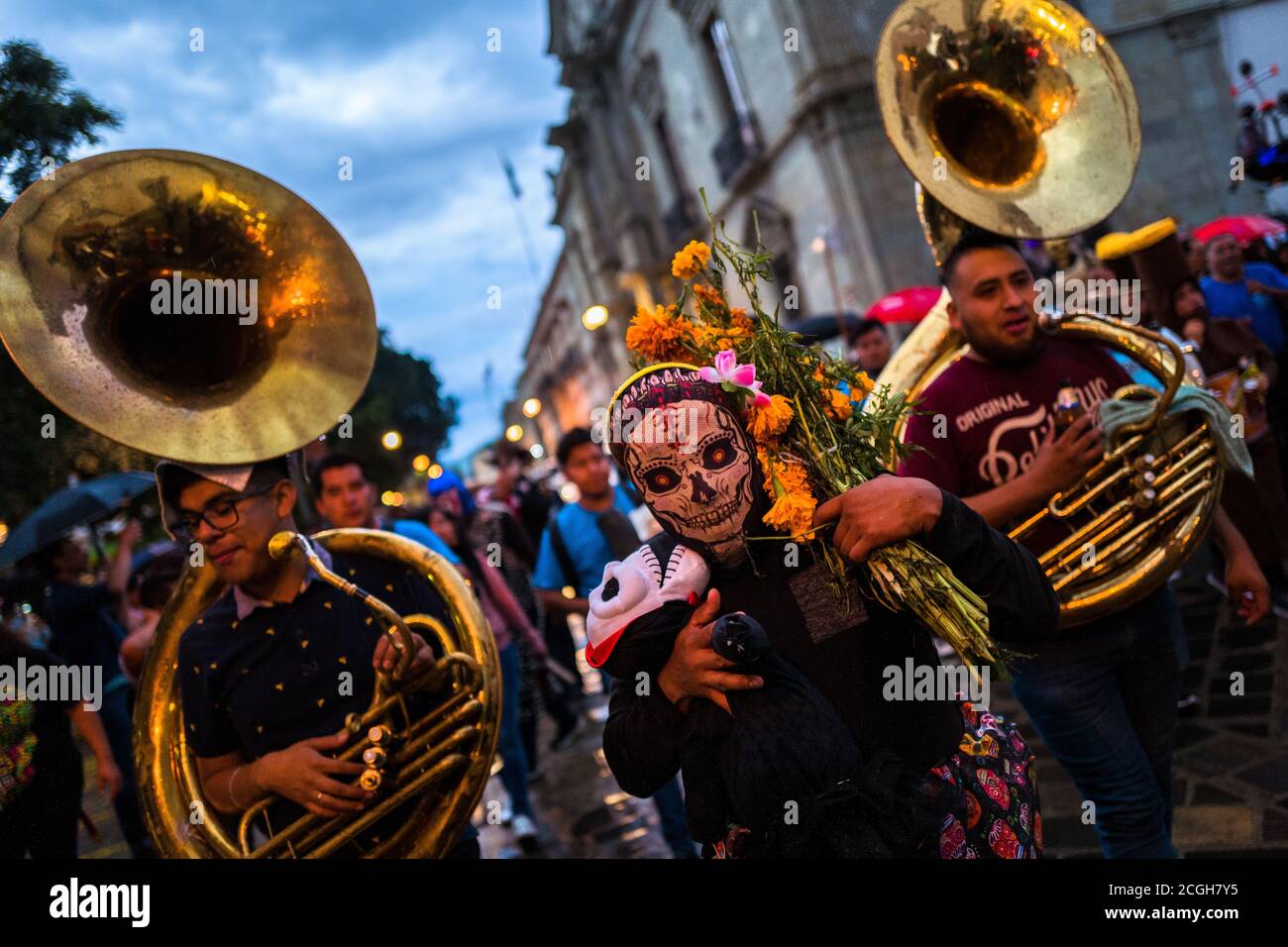 Une femme mexicaine, portant un masque de crâne, se produit dans la rue pendant le festival Day of the Dead à Oaxaca, au Mexique. Banque D'Images