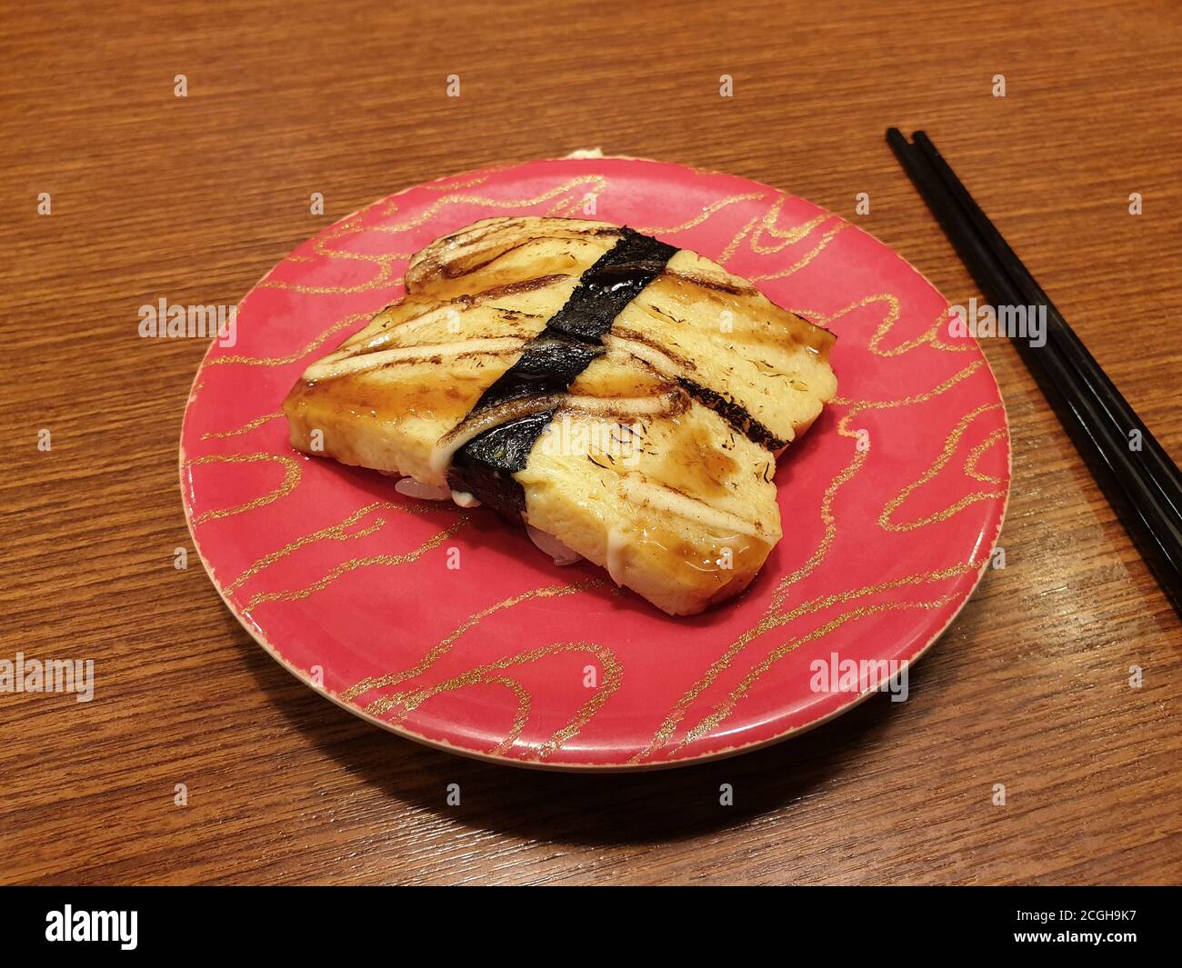 Tamago Sushi - Tamagoyaki, une mince omelette aux œufs sur une base de riz à sushis. Attaché avec une bande d'algues. Recommandé pour les amateurs de sushis végétariens. Banque D'Images