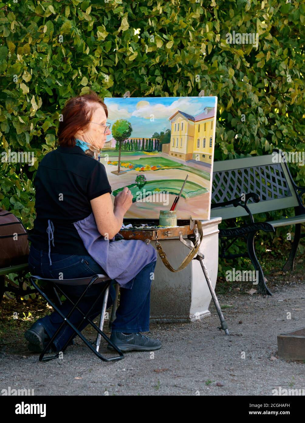 Un artiste peint de la vie dans le parc du Palais Rundale en Lettonie, août 2020. Banque D'Images