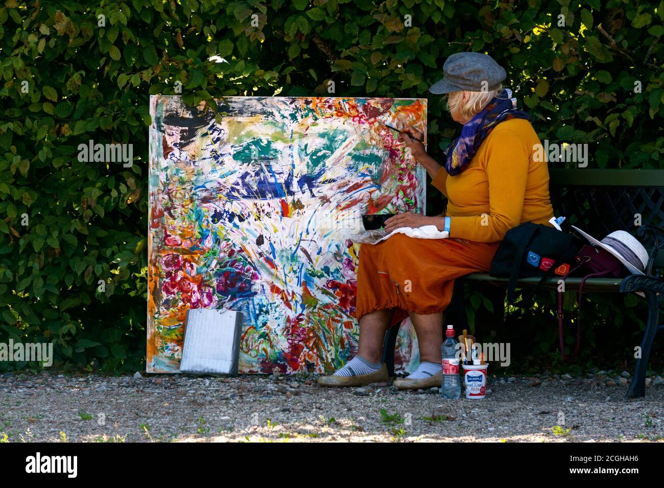 Un artiste peint de la vie dans le parc du Palais Rundale en Lettonie, août 2020. Banque D'Images