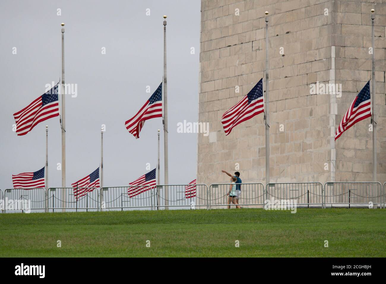 Washington, États-Unis. 11 septembre 2020. Les drapeaux américains volent à la moitié du personnel entourant le Washington Monument sur le National Mall, à Washington, DC, le 11 septembre 2020, dans le contexte de la pandémie du coronavirus. Le 19 e anniversaire du 9/11, le candidat démocrate au président Joe Biden a visité le site des attaques à New York pour une commémoration avant de se rendre au mémorial de Shanksville, en Pennsylvanie, où le président Trump visitera également - les drapeaux de tout le pays ont été transportés sur une moitié de personnel. (Graeme Sloan/Sipa USA) Credit: SIPA USA/Alay Live News Banque D'Images