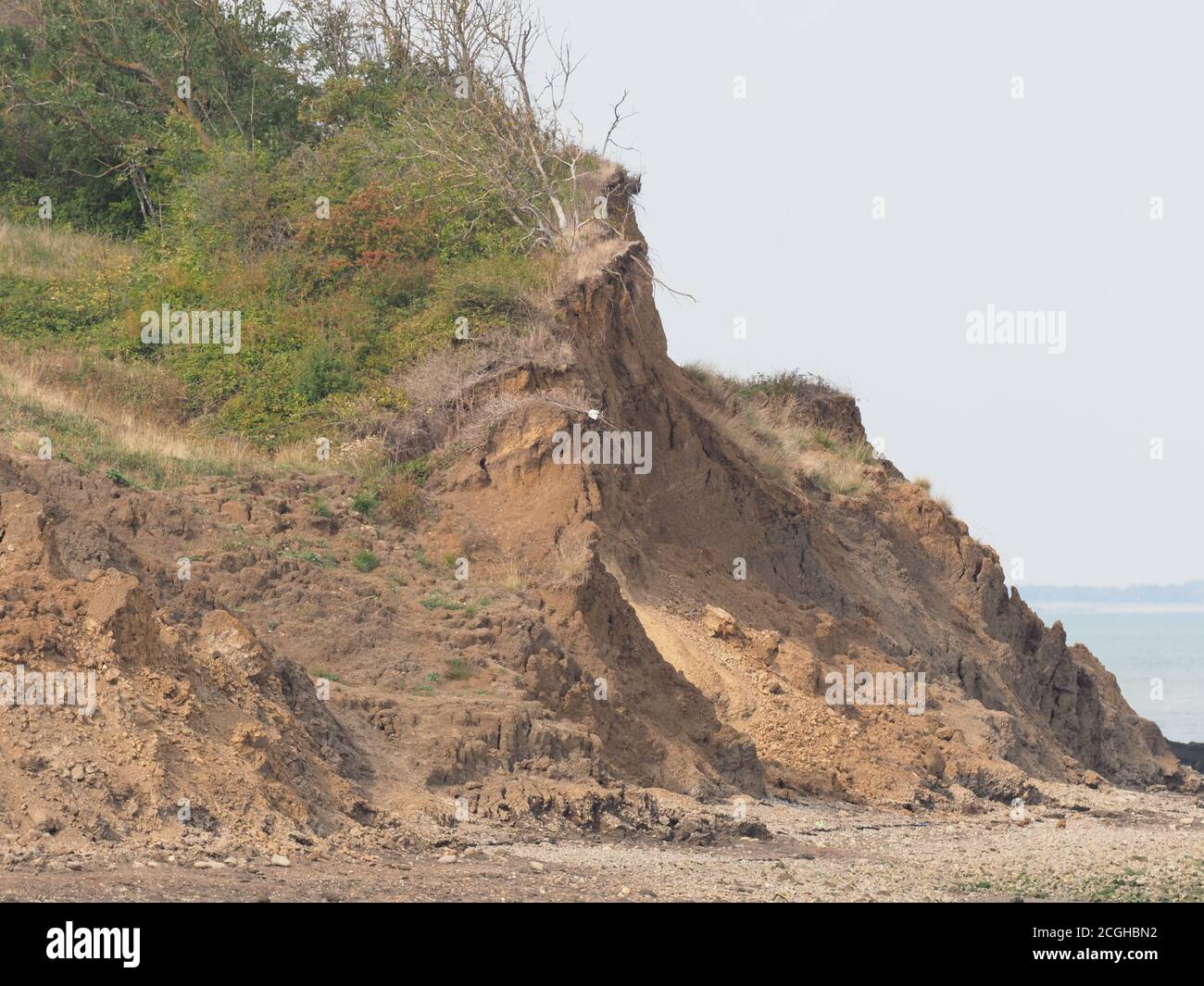 Warden Bay, Kent, Royaume-Uni. 11 septembre 2020. Météo au Royaume-Uni : un après-midi ensoleillé et chaud à Warden Bay, dans le Kent. Une vue sur les falaises de Shepey à Warden point - l'argile de Londres exposée entre Warden et Eastchurch Gap couvre environ un million d'années de sédimentation et est une région populaire avec des chasseurs de fossiles. Crédit : James Bell/Alay Live News Banque D'Images