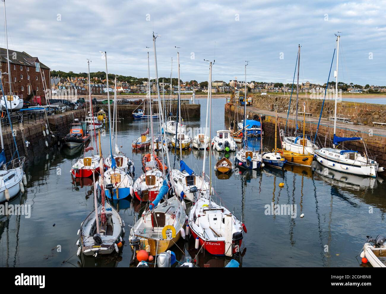 Bateaux à voile et yachts dans le port, North Berwick, East Lothian, Écosse, Royaume-Uni Banque D'Images
