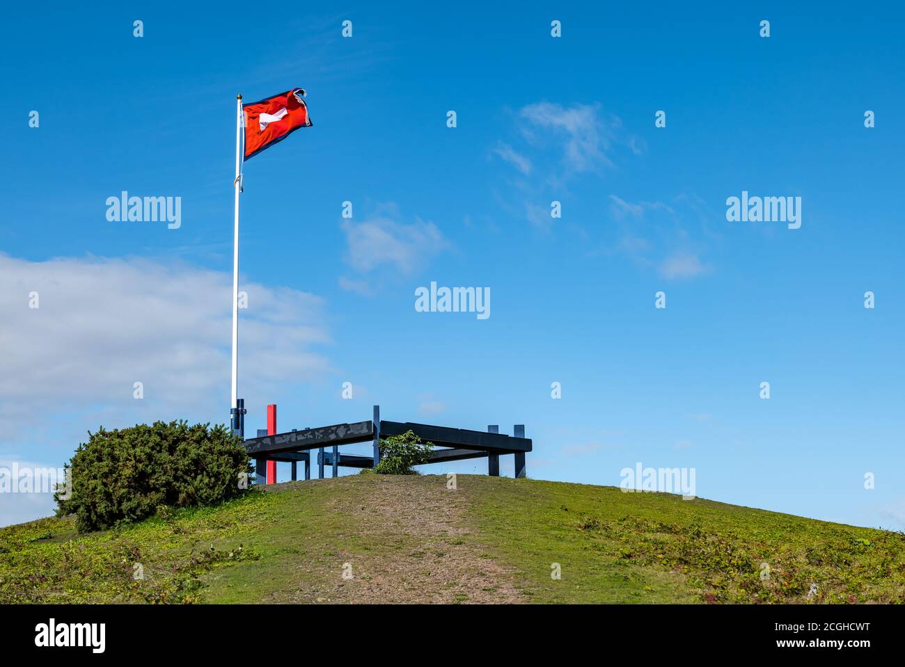 Drapeau volant au point de vue de la bataille de Prestonpan sur l'ancien charbon bing, Prestonpan, East Lothian, Écosse, Royaume-Uni Banque D'Images