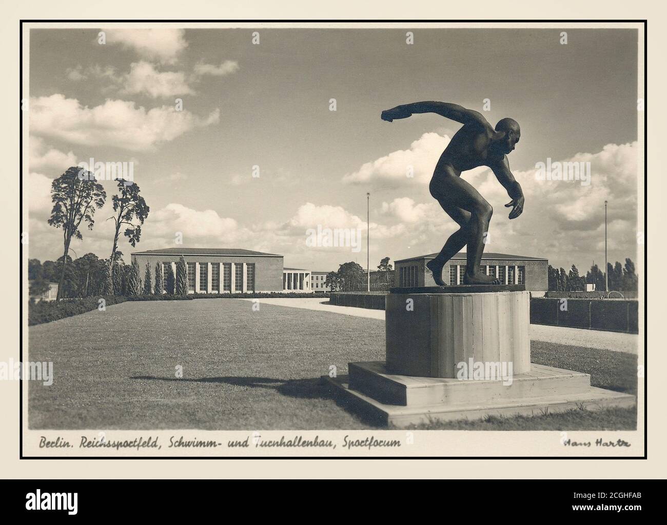 1936 Reich allemand nazi pour les Jeux Olympiques Berlin '36. Terrain de sport Bronze Statue du lanceur de discus carte postale pour les Jeux Olympiques de Berlin 1936 Banque D'Images