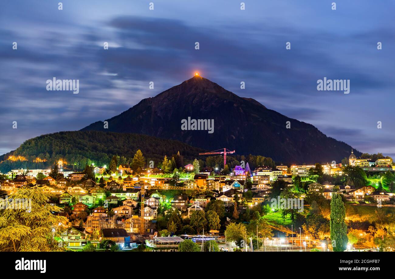 Montagne de Niesen dans l'Oberland bernois, en Suisse, vue de Spiez Banque D'Images