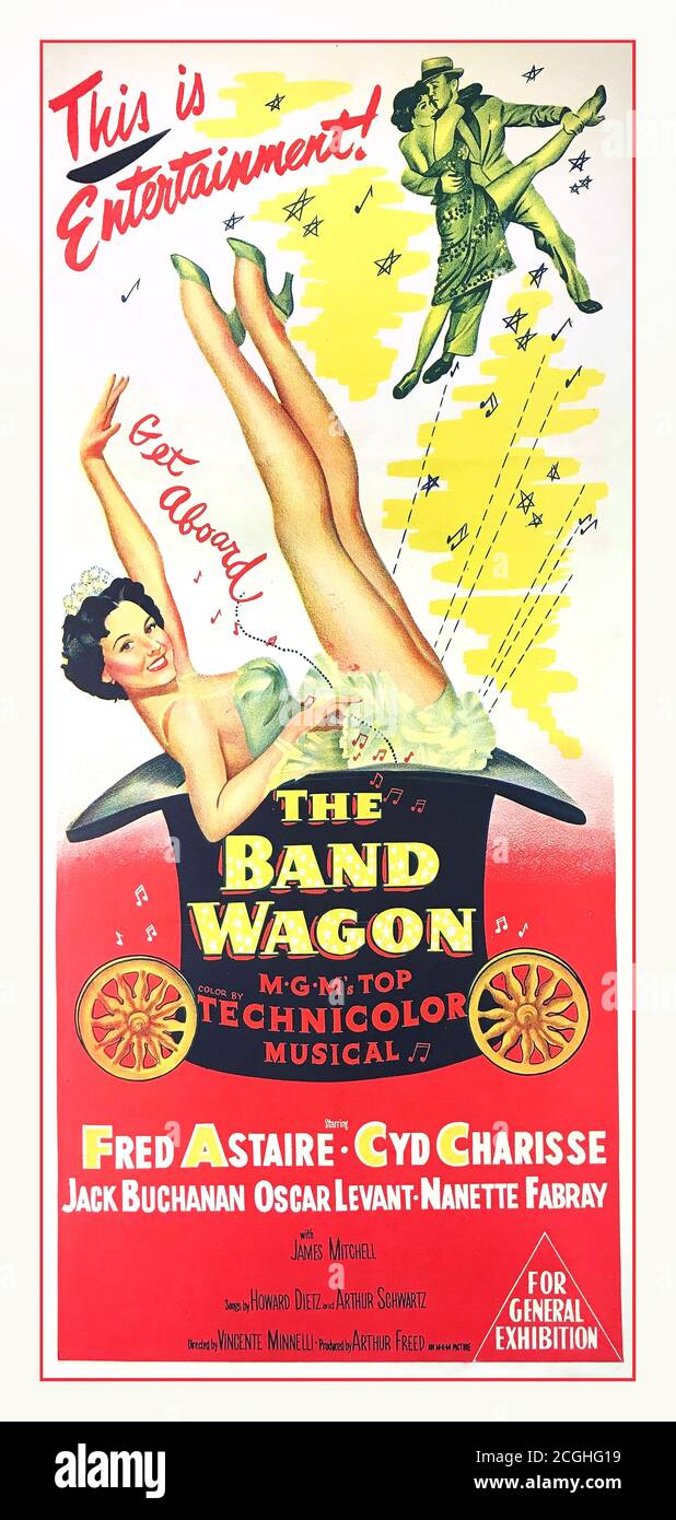 Affiche de film vintage 'The Band Wagon' un film de comédie musicale américaine réalisé en 1953 par Vincente Minnelli, avec Fred Astaire et Cyd Charisse. Il raconte l'histoire d'une star de la musique vieillissante qui espère qu'un spectacle de Broadway redémarrera sa carrière. Cependant, le réalisateur de la pièce veut en faire un retelling prétentieux de la légende de Faust et apporte une ballerine prima qui entre en conflit avec la star. Il est considéré comme l'une des plus belles comédies musicales Metro-Goldwyn-Mayer, Banque D'Images