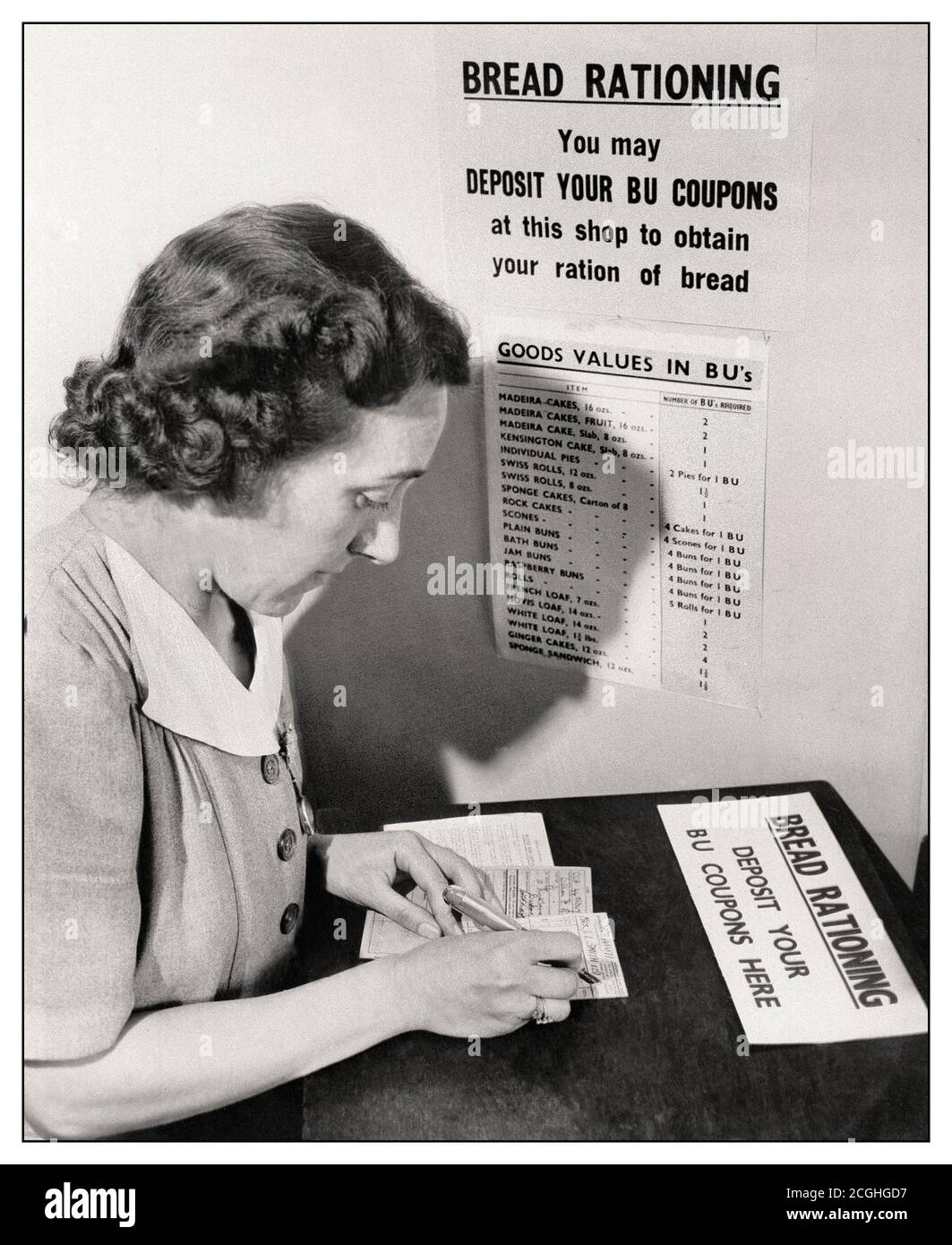 RATIONNEMENT ALIMENTAIRE années 1940/50 après la Seconde Guerre mondiale le rationnement du pain britannique Point de dépôt des coupons BU pour le rationnement des produits du pain Banque D'Images