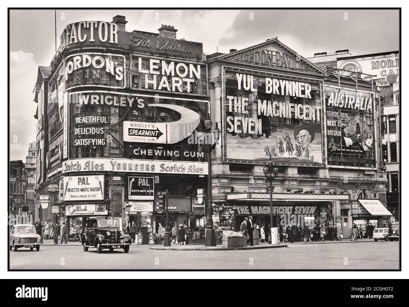 Piccadilly Circus de Londres des années 60 avec enseignes publicitaires au néon London Pavilion Cinéma et taxi et voitures de Londres typiques en premier plan Banque D'Images