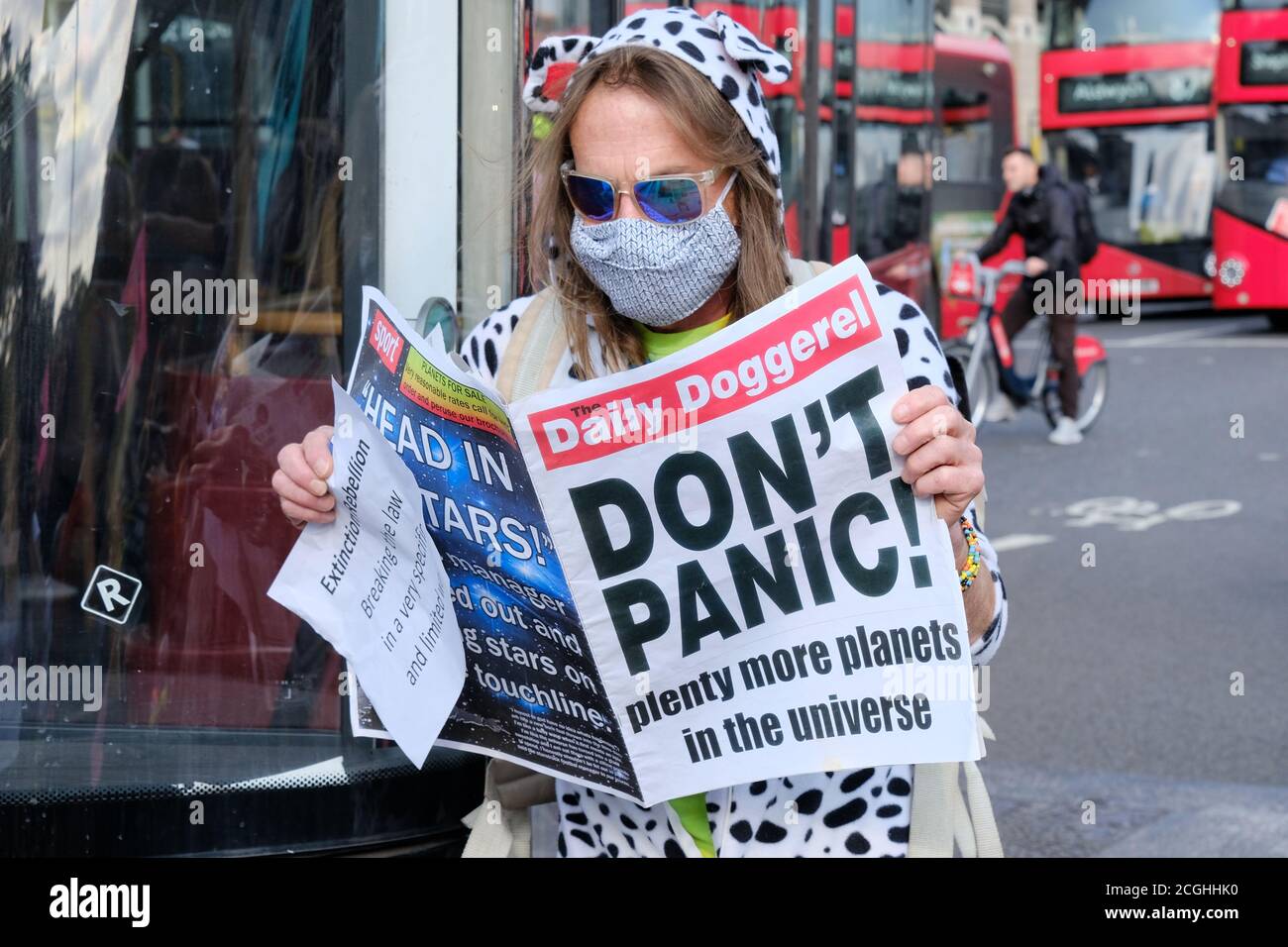 Un manifestant de la rébellion d'extinction lit une bavoir de journaux tout en s'inclinant dans un bus public lors de la dernière journée de manifestation du groupe dans la capitale. Banque D'Images