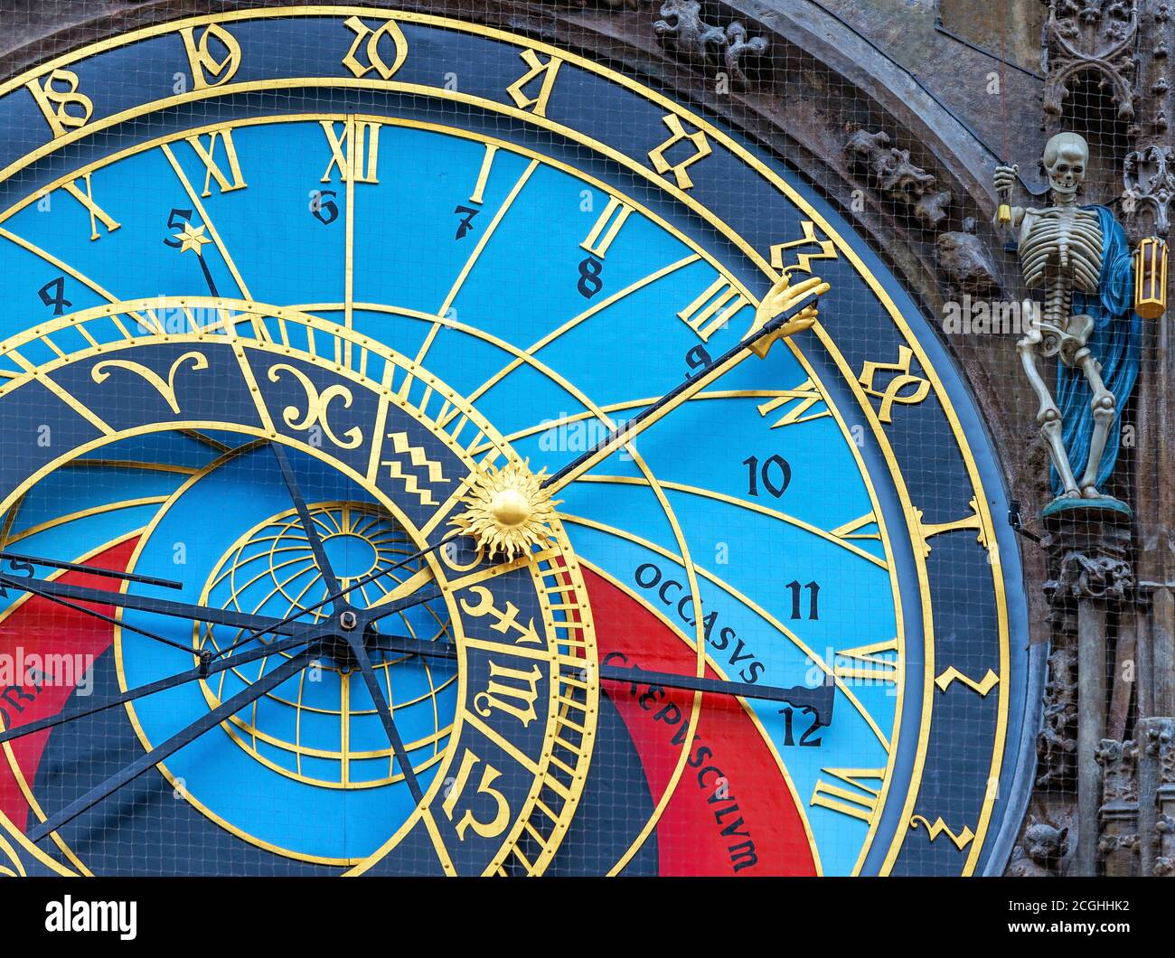 Horloge astronomique ou solaire avec sculpture de squelette, Vieille ville de Prague, République tchèque. Banque D'Images