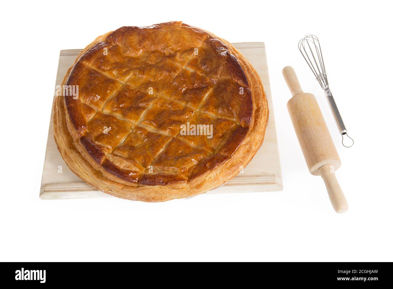 La « galette des Rois » est une pâte feuilletée à la française remplie de frangipane Servi pour la journée Epiphanie Banque D'Images