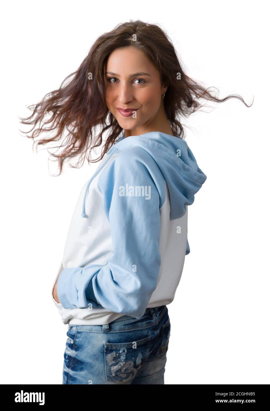 Jeune femme confiante au charme naturel posant sur un fond blanc. Banque D'Images