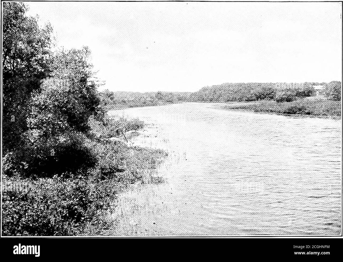 . Tout au long de l'année avec Thoreau . EN HAUT DE LA RIVIÈRE ET EN BAS KIVER DE HUBBARDS PONT Q xxvii J de la préservation de la beauté de Walden est due aux enfants Emerson (Dr. Edward Waldo Emer-son et Mme Edith Emerson Forbes), qui possèdent une partie de la terre qui borde l'étang et est déterminé qu'aucun changement ne doit avoir lieu si longtemps qu'il est sous leur contrôle. Près du site de la hutte de Thorouaus, à la tête de la crique profonde, il a été érigé un hugecairn de pierres, chaque visiteur à la tache contributinga pierre à la pile. Cette idée commémorative est née avec Bronson Alcott, le Concord ph Banque D'Images