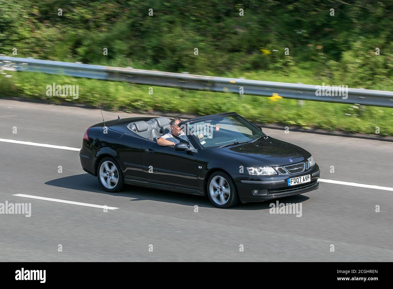 Une berline noire 2007 9-3 Vector Cabriolet essence de Saab conduite sur l'autoroute M6 près de Preston à Lancashire, au Royaume-Uni Banque D'Images