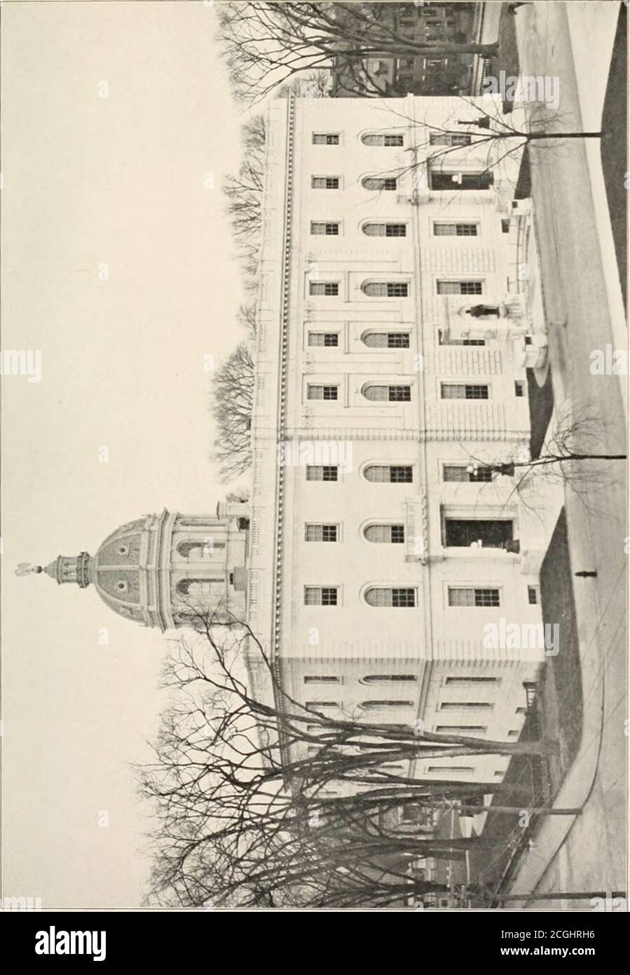 . Dédicace de la Maison d'État rénovée : Concord, New Hampshire 25 octobre 1910 . pour le sénat, avec des salles de comité somesmall et une galerie limitée pour les spectateurs.les probabilités sont que ce bâtiment a continué à être utilisé par le tribunal général jusqu'à l'année 1819, trois ans après que Concord est devenu le siège permanent de la stategdunder, et dans quelle année la maison d'état a été construite le site qu'elle occupe maintenant, où il va sans doute continuer à tenir, sous une forme ou autre, tout au long des années, une réminister des gloires du passé, une satisfaction à la génération prés-ente, et Banque D'Images