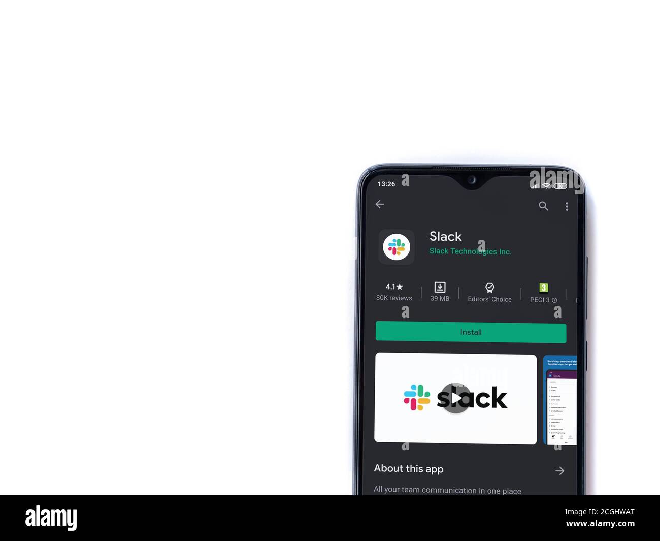 LOD, Israël - 8 juillet 2020 : page de la boutique de jeux d'application Slack sur l'écran d'un smartphone mobile noir isolé sur fond blanc. Vue de dessus, poser à plat avec Banque D'Images