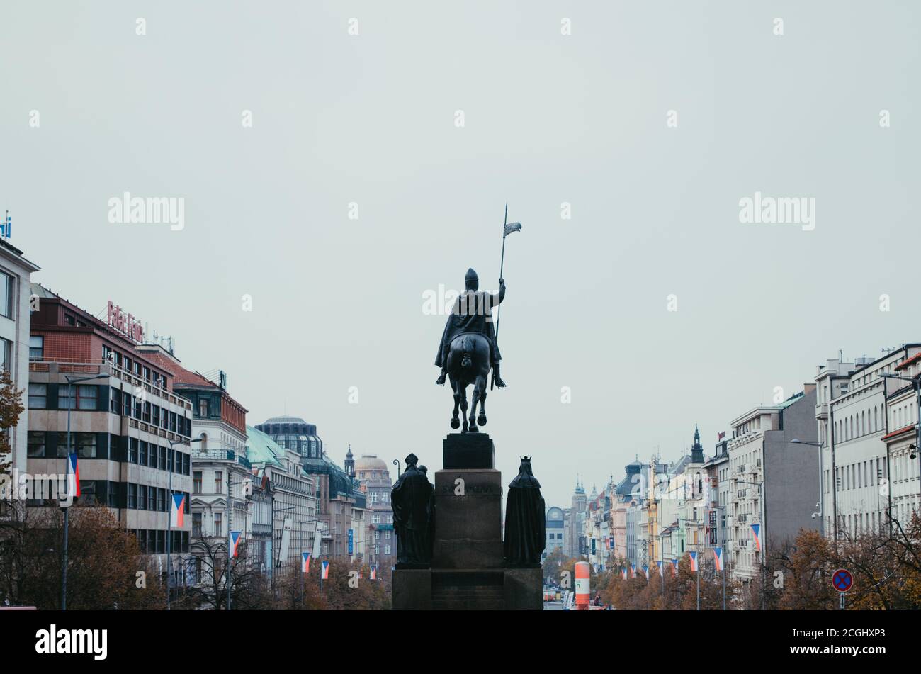 Prague, Tchéquie - vue du Musée national montrant la place et leurs bâtiments dans un après-midi nuageux et une statue d'un homme à cheval Banque D'Images
