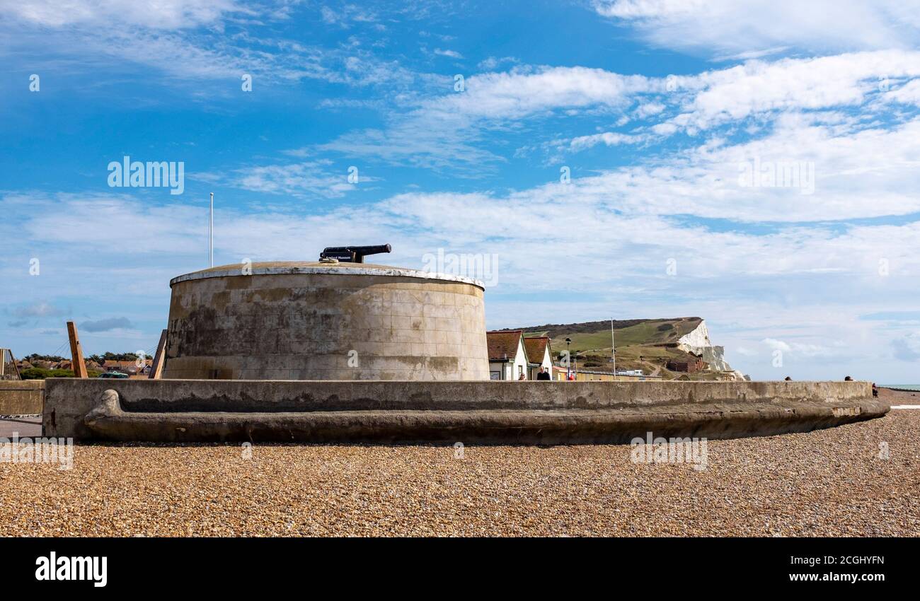 Vues et paysages de la ville de Seaford East Sussex - la tour Martello en bord de mer. Seaford est un Cinque ports qui est une série historique de villes côtières Banque D'Images