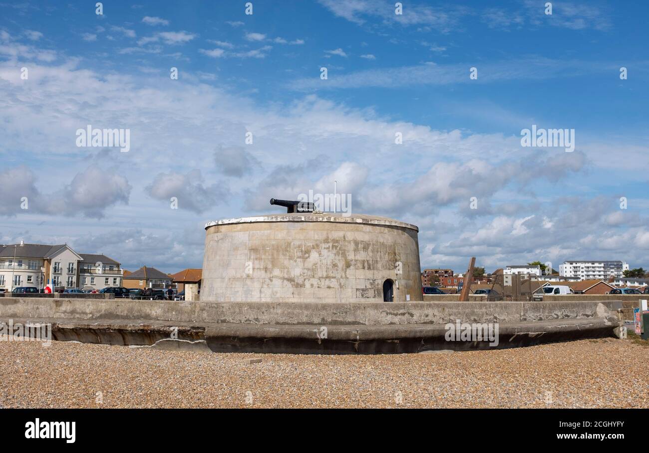 Vues et paysages de la ville de Seaford East Sussex - la tour Martello en bord de mer. Seaford est un Cinque ports qui est une série historique de villes côtières Banque D'Images