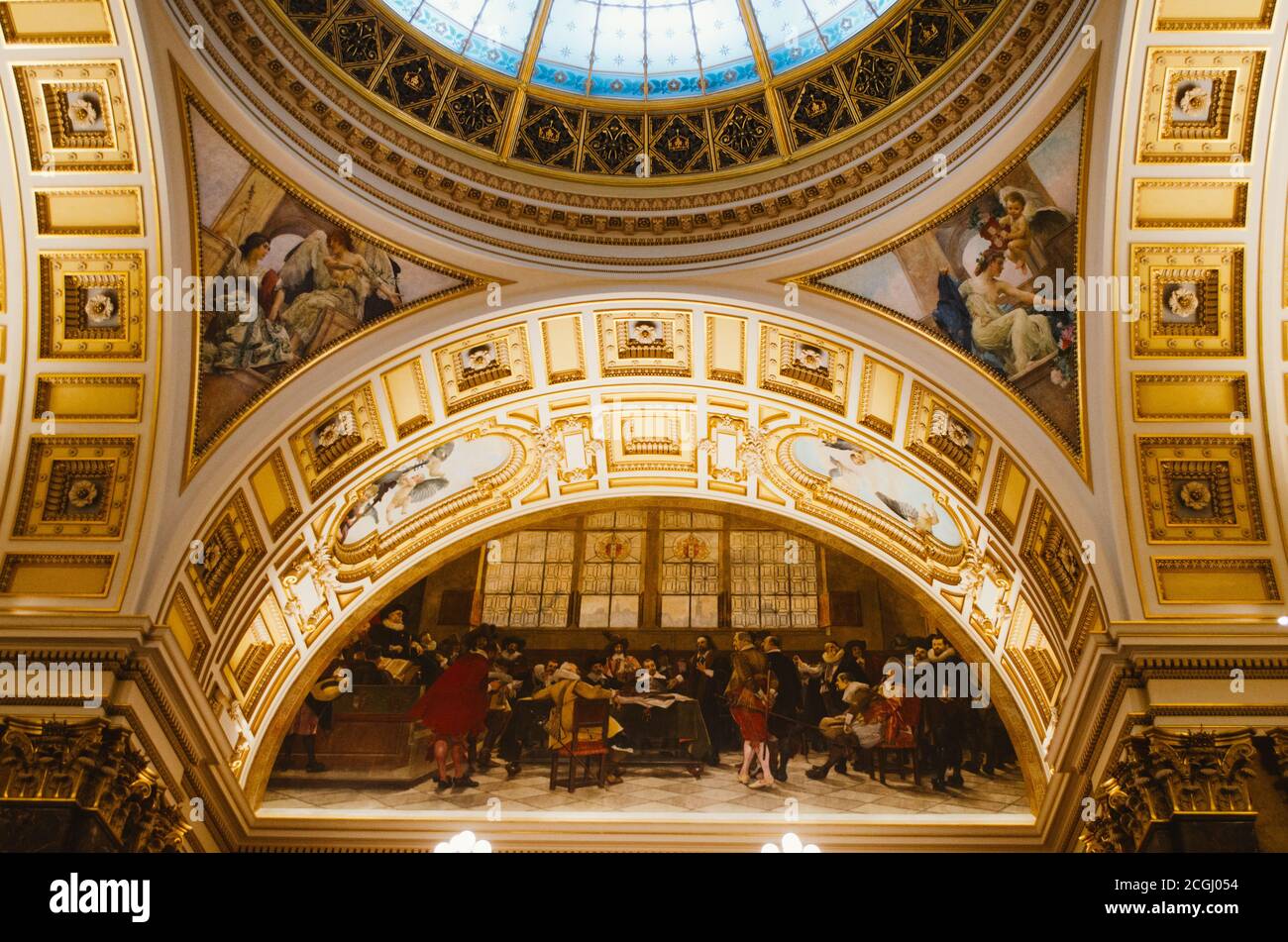Prague, Tchéquie - une prise de vue en angle de l'intérieur du toit du Musée national avec l'utilisation prédominante de l'or à des couleurs brunes et plusieurs peintures o Banque D'Images