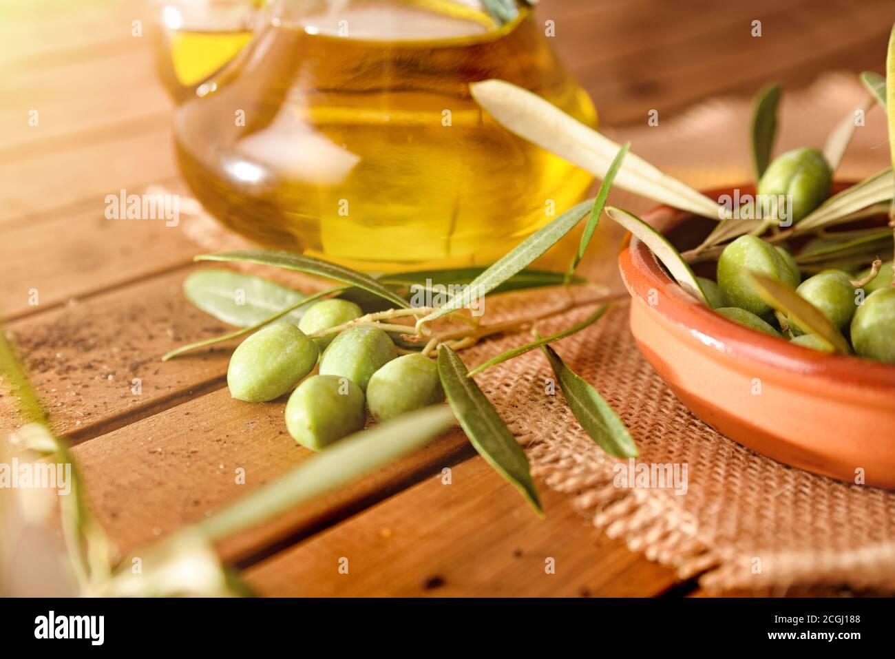 Olives de l'arbre sur une table en bois avec un récipient plein de détail d'huile d'olive. Vue en hauteur. Banque D'Images