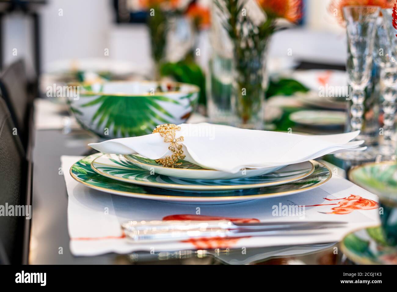 Tables définies pour un événement. Dîner de luxe et élégant dans un restaurant. Verres et plats. Vider le jeu de verres dans le restaurant. Décoration avec humour Banque D'Images