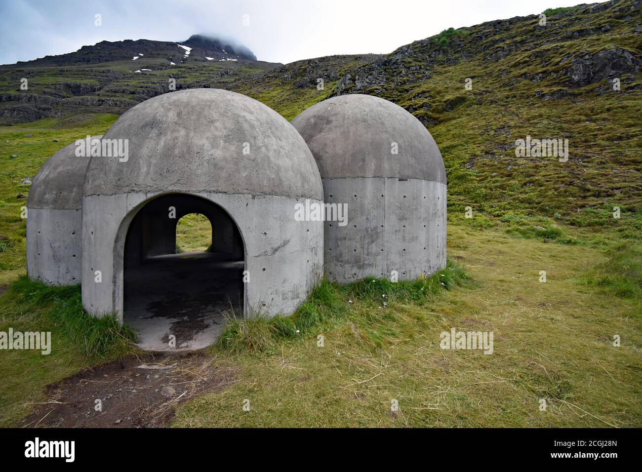 La Sculpture de Tvísöngur Sound sur un flanc de montagne à Seydisfjordur, Eastfjords, Islande. La sculpture en béton est entourée d'herbe verte. Banque D'Images