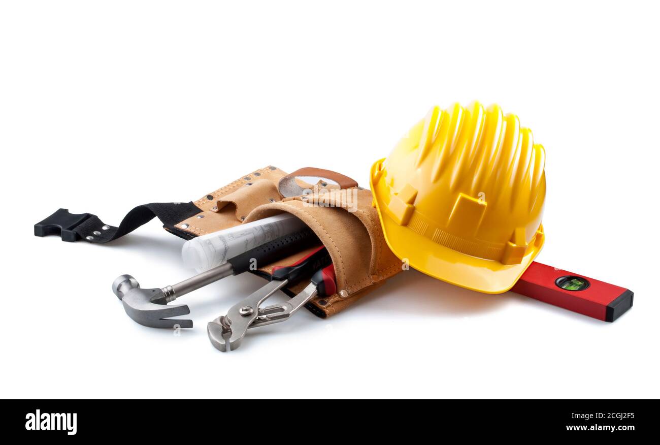 Casque jaune isolé avec outils et plan sur fond blanc. Banque D'Images