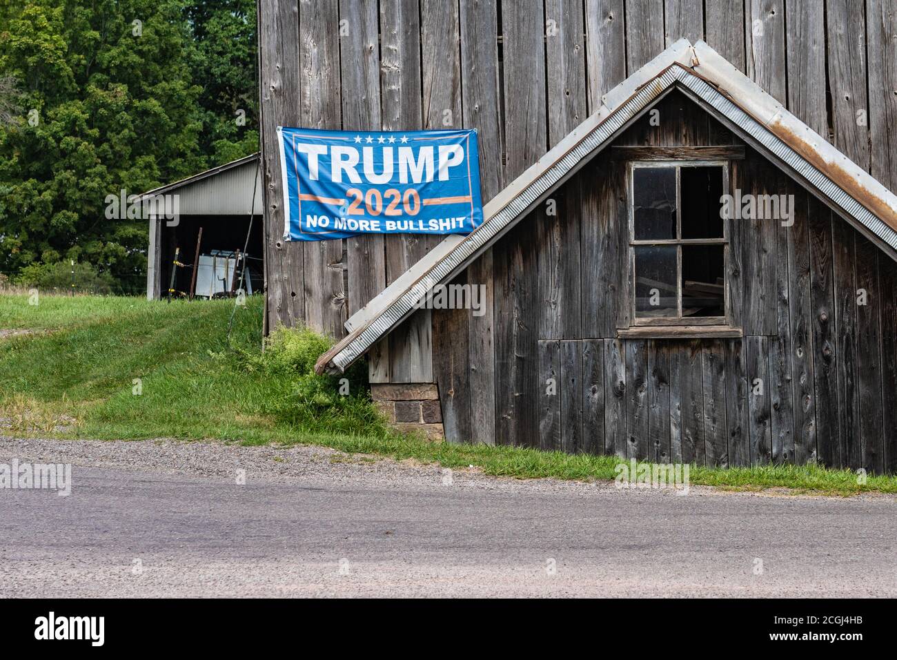Unityville, PA - 6 septembre 2020: Drapeau politique pour l'élection présidentielle de 2020 suspendu sur le côté d'une grange abîmé dit «Trump 2020 pas plus Bul Banque D'Images