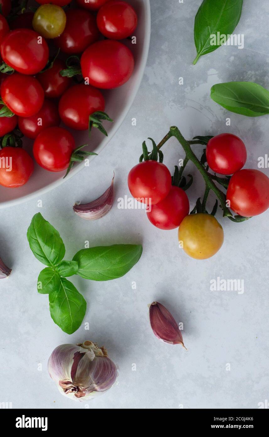 Tomates cerises avec basilic et ail Banque D'Images
