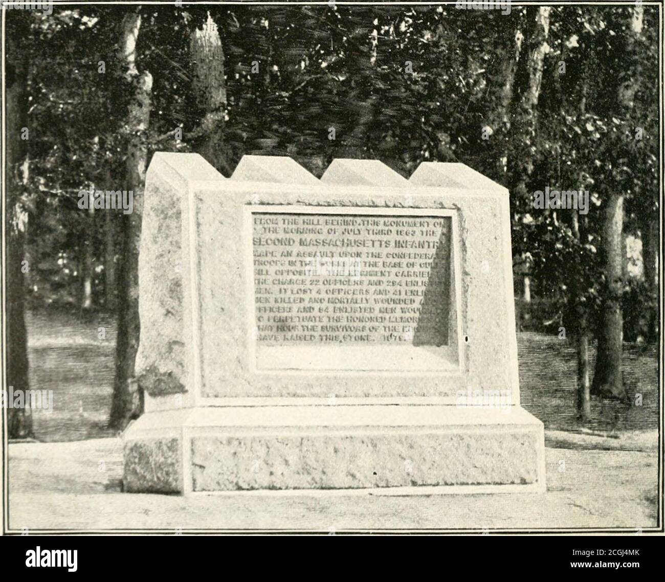 . Abraham Lincoln et les batailles de la guerre civile . ^*5y  MONUMENT À TllK FIRST M.AS.SACHUSETTS les États-Unis contrôlent plus de quatorze kmde routes ordinaires* dans les limites du parc. Ceux-ci, aussi, doivent être madeas bien que les avenues prin-cipal. Les membres actuels de la commis-sion sont le colonel JohnP. Nicholson, ofPenn,sylvania, président-homme ; Major W. M.Rolihins, de NorthCarolina, et MajorCharles A. Richard-son, de New York, thetwo qui est désigné comme ap-désigné pour succéder au général Forney et au colonel Batclielder, qui est mort. Lorsque les plans sont exécutés, les gens des États-Unis Banque D'Images