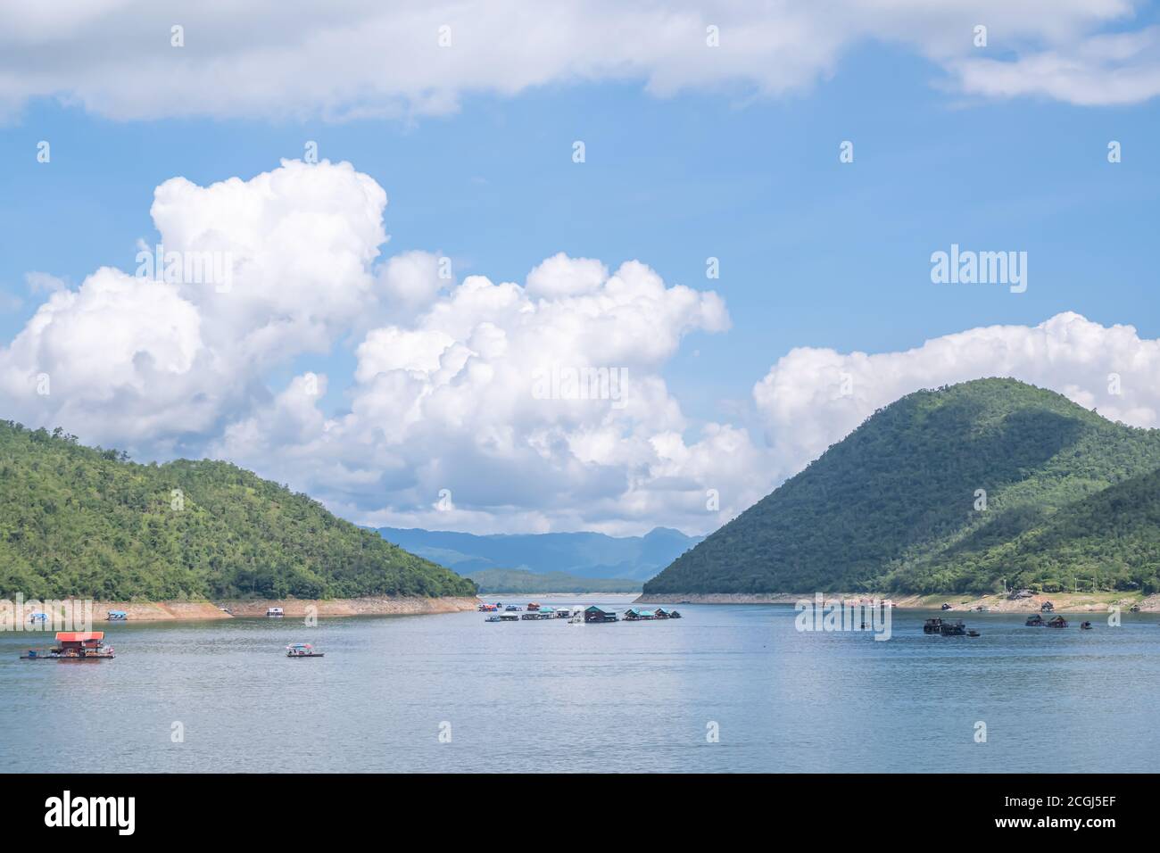 La beauté à l'intérieur du barrage et la péniche sur le ciel clair au Sri Nakarin dam , Kanchana buri, en Thaïlande. Banque D'Images