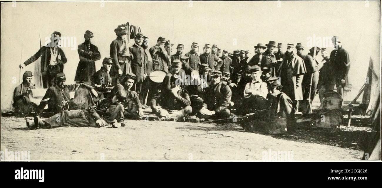 . L'histoire photographique de la guerre civile : en dix volumes . COPTRIGHT, 1911, REVIEW OF REVIEWS CO. COLOR-GUARD DU HUITIÈME MINNESOTA—AVITH SHERMAN LORSQUE JOHNSTON CAPITULA le huitième Minnesota Regiment, qui s'était joint à Sherman le deuxième mars, était avec lui lorsque Johnstons capitule Finis à la dernière section de la guerre, le 27 avril 1865. Dans la petite ferme de Bennetts, près de Durhams Station, N. C, ont été mendierles négociations entre Johnston et Sherman qui ont finalement conduit à cet événement. Les deux généraux se sont réunis là le 17 avril; ce fut un moment très dramatique, car Sherman avait dans son pond Banque D'Images