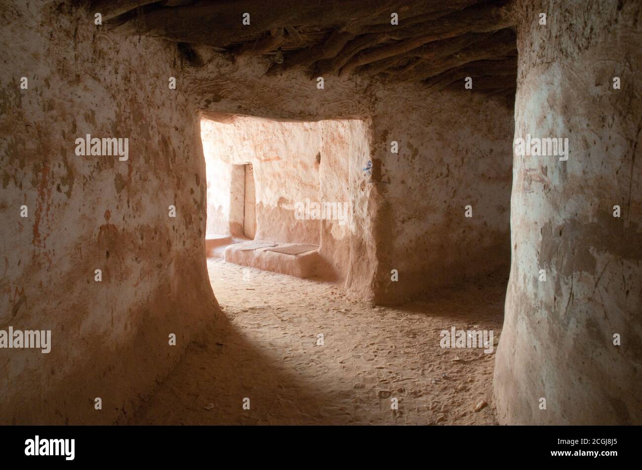 Une allée et une porte dans le vieux quartier du village médiéval de boue saharienne d'al Qasr, dans l'oasis de Dakhla, dans le désert occidental du Sahara, en Égypte. Banque D'Images