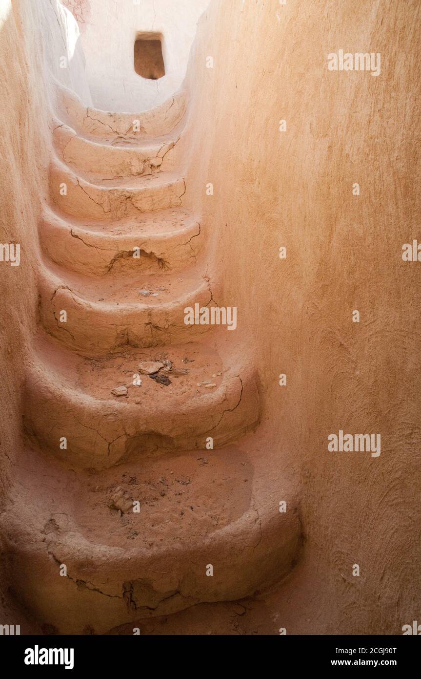 Un escalier dans le vieux quartier du village médiéval de boue saharienne d'al Qasr, dans l'oasis de Dakhla, dans le désert occidental du Sahara, Nouvelle Vallée, Egypte. Banque D'Images